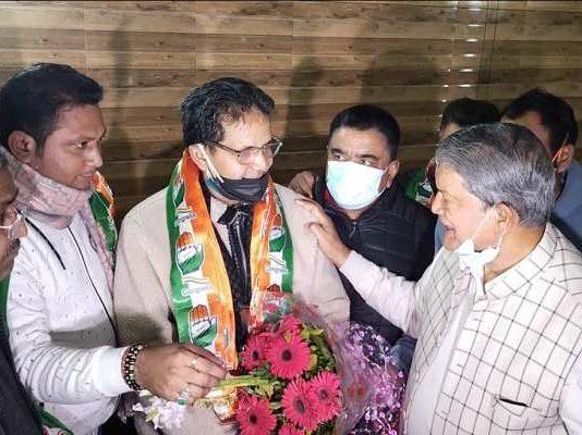 बीजेपी विधायक धन सिंह नेगी ने थामा कांग्रेस का दामन