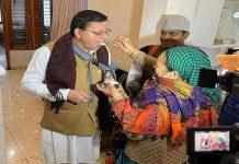 सीएम धामी ने नामांकन से पहले माँ के हाथों से मीठा खाकर लिया आशीर्वाद