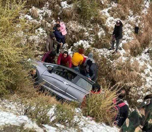 चकराता घूमने आए पर्यटकों की कार खाई में गिरी, हालत गंभीर