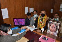 कांग्रेस प्रत्याशी सुमित हृदयेश ने मां स्व. इंदिरा हृदयेश की फोटो के सामने दाखिल किया नामांकन