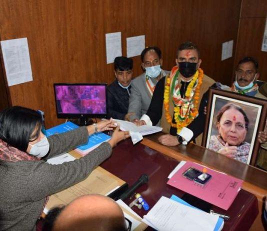 कांग्रेस प्रत्याशी सुमित हृदयेश ने मां स्व. इंदिरा हृदयेश की फोटो के सामने दाखिल किया नामांकन