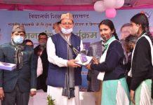 सीएम पुष्कर सिंह धामी ने राज्य में निशुल्क मोबाईल टैबलेट योजना शुरू की