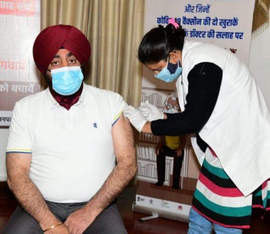 राज्यपाल ने की प्रदेश वासियों से अपील वैक्सीनेशन अवश्य करवाएं, कोविड काल मे उत्कृष्ट कार्य करने वाले स्वास्थ्य कर्मियों को किया सम्मानित किया