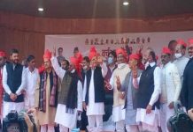 भगवा को टाटा कर, स्वामी प्रसाद मौर्य ने पहनी सपा की लाल टोपी