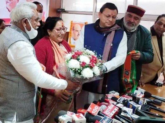 कांग्रेस से निष्कासन के बाद महिला प्रदेश अध्यक्ष सरिता आर्य ने थामा भाजपा का दामन