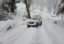 पहाडों में भारी बर्फ़बारी के चलते हाइवे सहित कई सड़के बंद