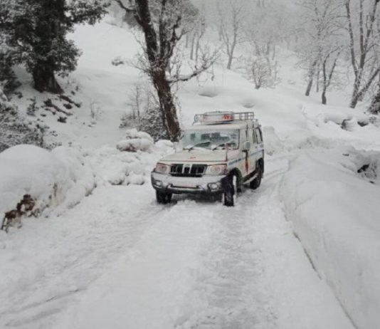पहाडों में भारी बर्फ़बारी के चलते हाइवे सहित कई सड़के बंद