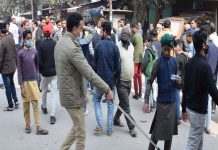 मतदान केंद्र के बाहर कांग्रेस और सपा कार्यकर्ताओं के बीच छिडा विवाद