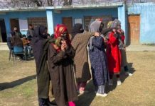 वादी की बेटियों को आत्मरक्षा के गुर सिखा रहे सैना के जवान