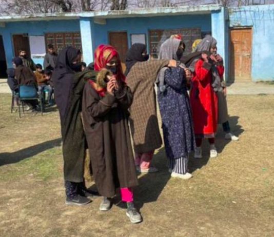 वादी की बेटियों को आत्मरक्षा के गुर सिखा रहे सैना के जवान