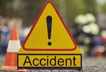 निर्वाचन ड्यूटी कर घर लौट रहे चार कार्मिकों की कार हुई दुर्घटनाग्रस्त, पीठासीन अधिकारी की मौके पर ही मौत