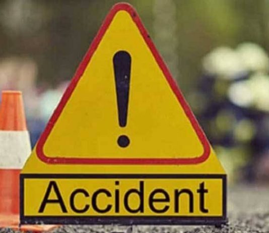 निर्वाचन ड्यूटी कर घर लौट रहे चार कार्मिकों की कार हुई दुर्घटनाग्रस्त, पीठासीन अधिकारी की मौके पर ही मौत