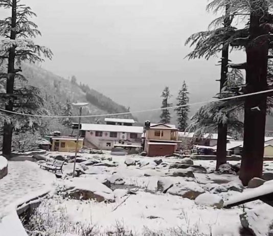 उत्तराखंड में मौसम ने ली फिर करवट, ऊंचे स्थानों पर जमकर हो रही बर्फबारी