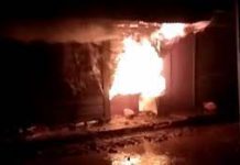 चोरों ने देर रात लुटपाट कर दूकान में लगाई आग