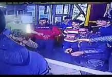 टोल मांगने पर कर्मचारियों से भिड़े चार युवक