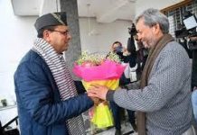 सीएम धामी ने की पूर्व मुख्यमंत्री तीरथ सिंह रावत से मुलाकात