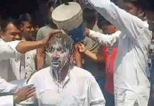 लोगों की परेशानी सुन खुद सफाईकर्मी बन नाले में उतर गए आप नेता, फिर फिल्म ‘नायक’ के अनिल कपूर की तरह दूध से नहाते दिखे