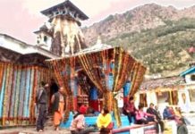 नौ क्विंटल फूलों से सजाया गया पंचकेदार गद्दीस्थल ओंकारेश्वर मंदिर