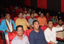 भाजपा जिलाध्यक्ष ने देखी पार्टी पदाधिकारियों के साथ द कश्मीर फाइल्स