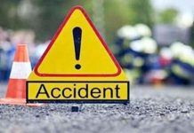 अनियंत्रित होकर खाई में गिरी कार, दो की हालत गंभीर