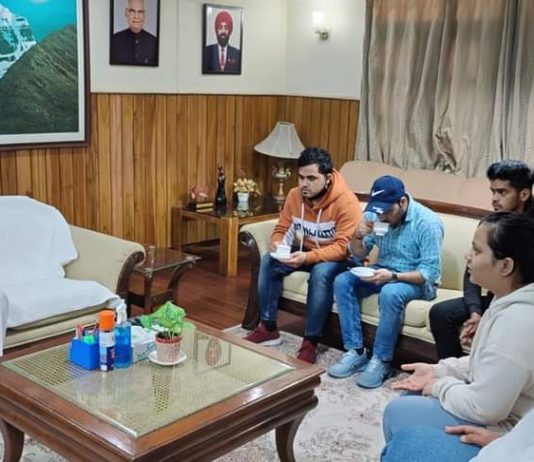सीएम धामी ने यूक्रेन से लौटे उतराखंड के बच्चों से की भेंट
