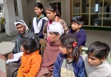 पौड़ी तहसील क्षेत्र के ग्राम बैडगांव के प्रधान पर गांव के पीड़ित परिवार ने मारने पीटने और जान से मारने की धमकी देने का लगाया आरोप ।