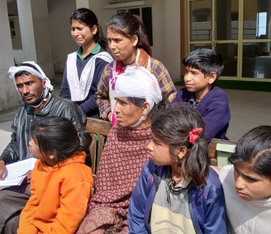 पौड़ी तहसील क्षेत्र के ग्राम बैडगांव के प्रधान पर गांव के पीड़ित परिवार ने मारने पीटने और जान से मारने की धमकी देने का लगाया आरोप ।