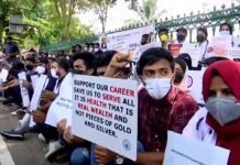 चीनी विश्वविद्यालयों के भारतीय MBBS छात्रों का प्रदर्शन, फिसिकल ट्रेनिंग को दी जाए मान्यता