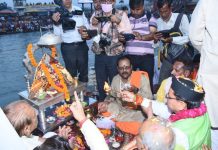 धर्मनगरी हरिद्वार पहुंच कर मां गंगा की आरती में शामिल हुए सीएम धामी