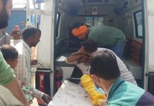 बस चालक की लापरवाही से पलटी बस, 15 यात्री घायल