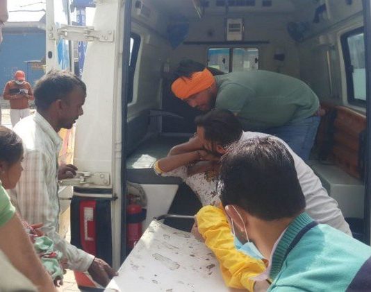 बस चालक की लापरवाही से पलटी बस, 15 यात्री घायल