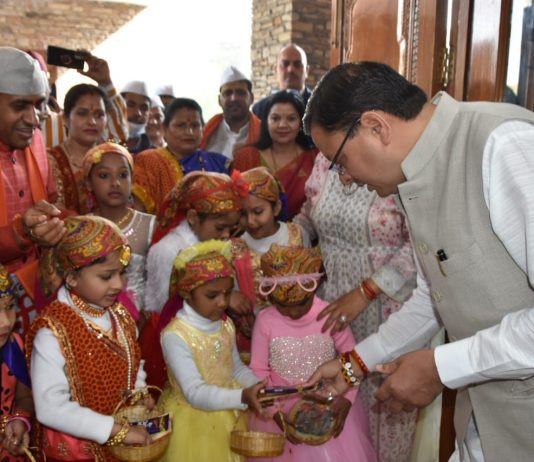 लोकपर्व फूलदेई के त्योहार को लेकर आज देवभूमि में मनाया गया उत्सव, कार्यवाहक CM धामी ने बच्चों के साथ मनाया फूलदेई