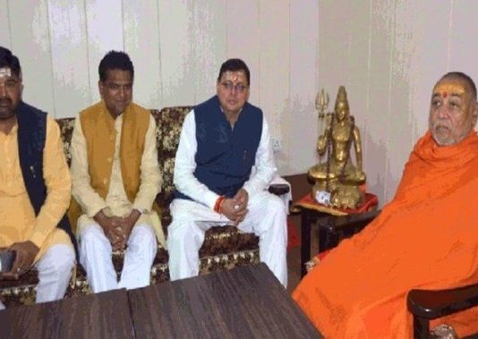 धर्मनगरी हरिद्वारा पहुंचे मुख्यमंत्री पुष्कर सिंह धामी : , जगद्गुरु शंकराचार्य से लिया आशीर्वाद फिर से सरकार बनने का किया दावा