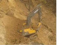 मलबे में दबी जेसीबी मशीन