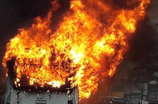 बस में लगी आग,चालक ने दिखाई समझदारी बचाई 37 जानें