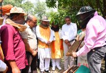सीएम धामी ने मुख्यमंत्री आवास में शहद निष्कासन कार्यक्रम का किया अवलोकन