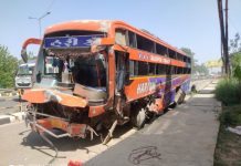 गंगा स्नान कर मथुरा जा रहे यात्रियों की बस सड़क पर पलटी, 12 लोग घायल