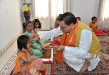 चैत्र नवरात्रि की नवमी के अवसर पर, सीएम धामी ने किया कन्या-पूजन
