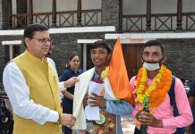 सीएम धामी ने पर्यावरण संरक्षक, संवर्द्धन व निशानेबाज शपथ भारद्वाज को किया सम्मानित