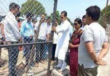 बैराज जलाशय में लगाई जा रही फेंसिंग में गुणवत्ता की कमी के चलते कैबिनेट मंत्री प्रेमचंद अग्रवाल ने रुकवाया कार्य