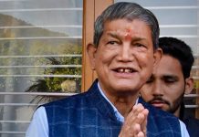 मुख्यमंत्री आवास कूच कर रहे पूर्व आउटसोर्स स्वास्थ्यकर्मियों पर हुए लाठीचार्ज के विरोध में हरीश रावत ने कड़ी धुप में किया उपवास