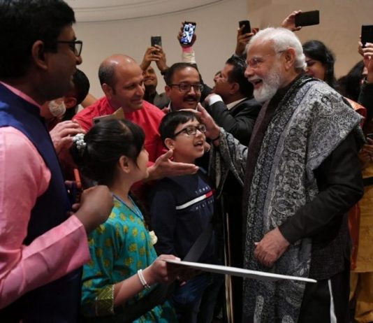 जर्मनी पहुंचे पीएम नरेन्द्र मोदी ने भारतीय समुदाय के लोगों के साथ की मुलाकात