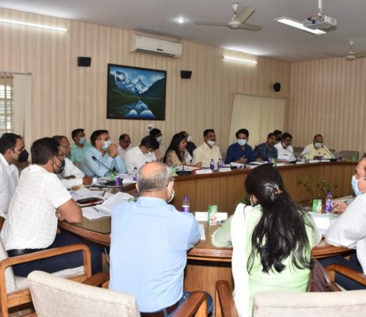 अपर मुख्य सचिव ने की जनपदों के मुख्य विकास अधिकारियों के साथ समीक्षा बैठक