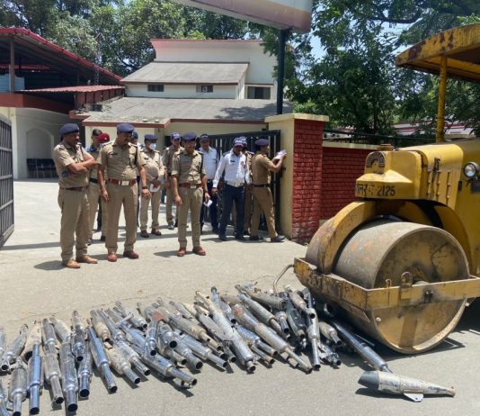 मॉडिफाई साइलेंसर के विरुद्ध यातायात पुलिस सख्त,185 साइलेंसर किये रोलर से नष्ट
