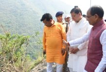 मध्यप्रदेश के मुख्यमंत्री शिवराज सिंह पहुंचे उत्तरकाशी, सीएम धामी के साथ लिया घटनास्थल का जायजा