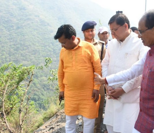 मध्यप्रदेश के मुख्यमंत्री शिवराज सिंह पहुंचे उत्तरकाशी, सीएम धामी के साथ लिया घटनास्थल का जायजा