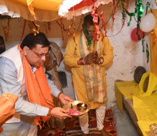 मुख्यमंत्री धामी ने गंगा दशहरा के अवसर नागराजा मंदिर कांगुडा में की पूजा अर्चना