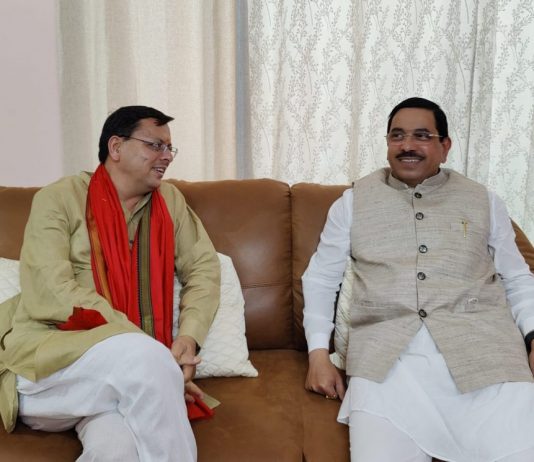 मुख्यमंत्री पुष्कर सिंह धामी ने की केन्द्रीय संसदीय कार्य मंत्री प्रहलाद जोशी से शिष्टाचार भेंट