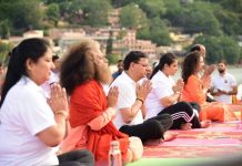 अंतरराष्ट्रीय योग दिवस के अवसर पर मुख्यमंत्री धामी ने परमार्थ निकेतन पहुंच हजारों लोगों के साथ किया योगा