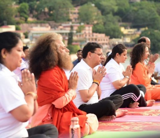 अंतरराष्ट्रीय योग दिवस के अवसर पर मुख्यमंत्री धामी ने परमार्थ निकेतन पहुंच हजारों लोगों के साथ किया योगा